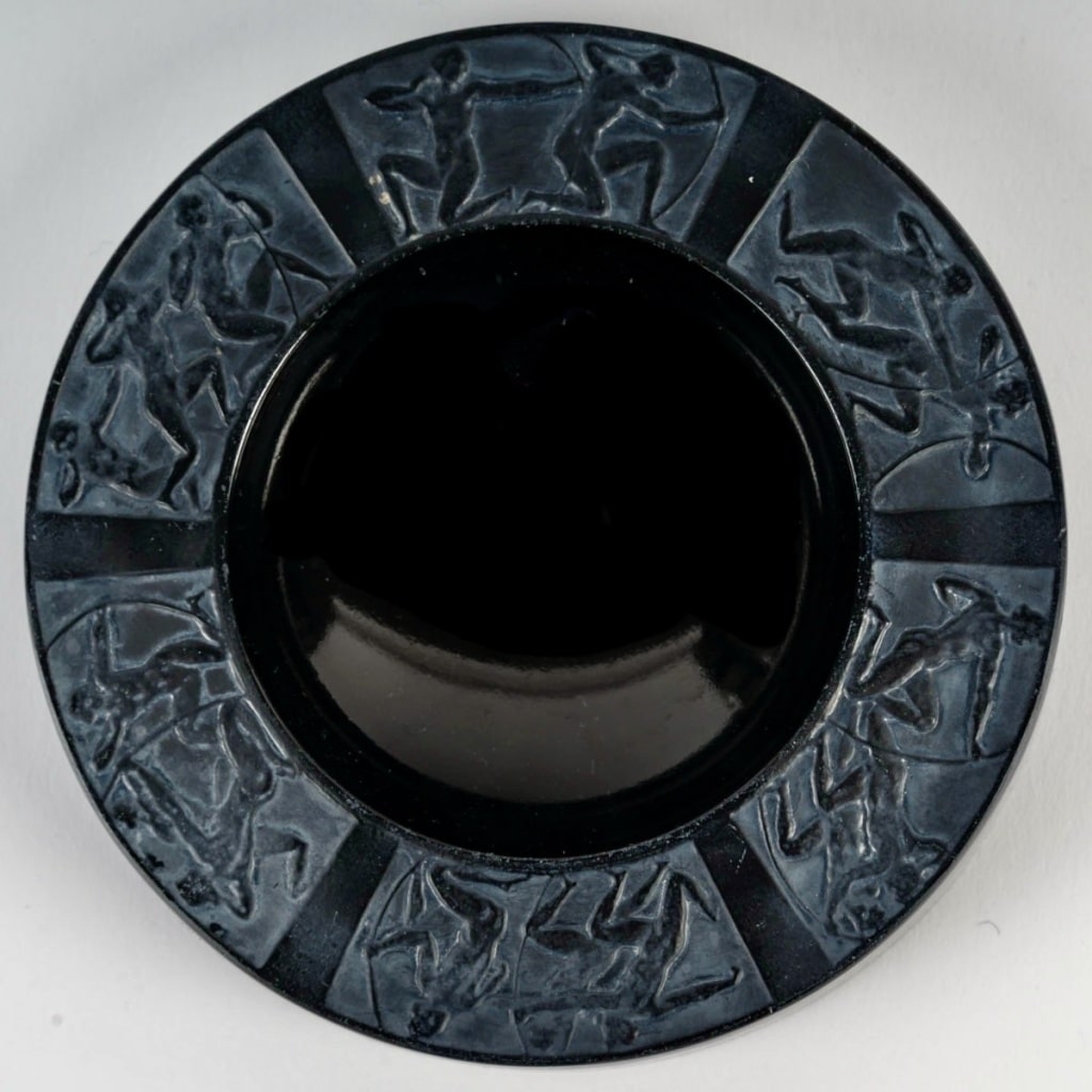 Cendrier "Archers" verre noir patiné blanc de René LALIQUE 