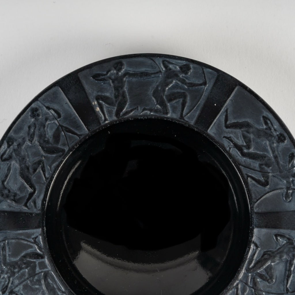 Cendrier "Archers" verre noir patiné blanc de René LALIQUE 