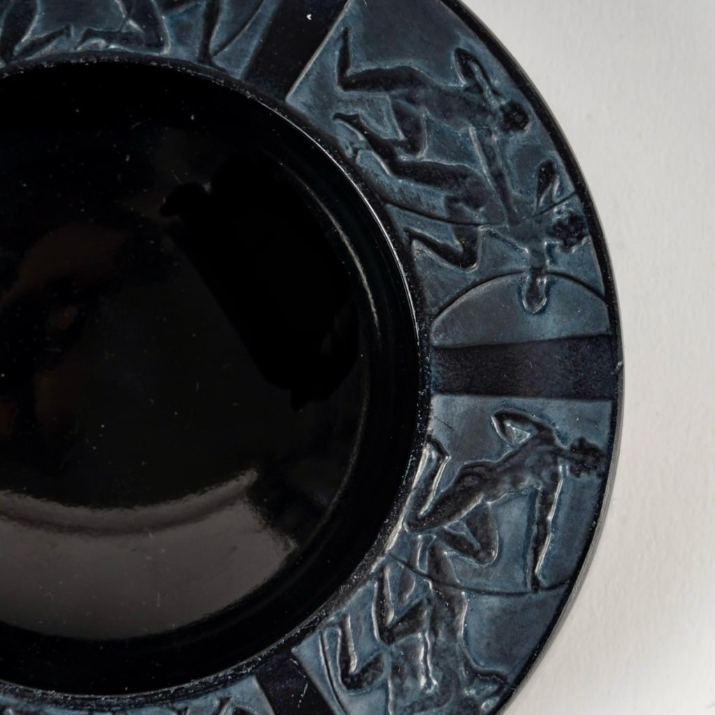 Cendrier "Archers" verre noir patiné blanc de René LALIQUE 