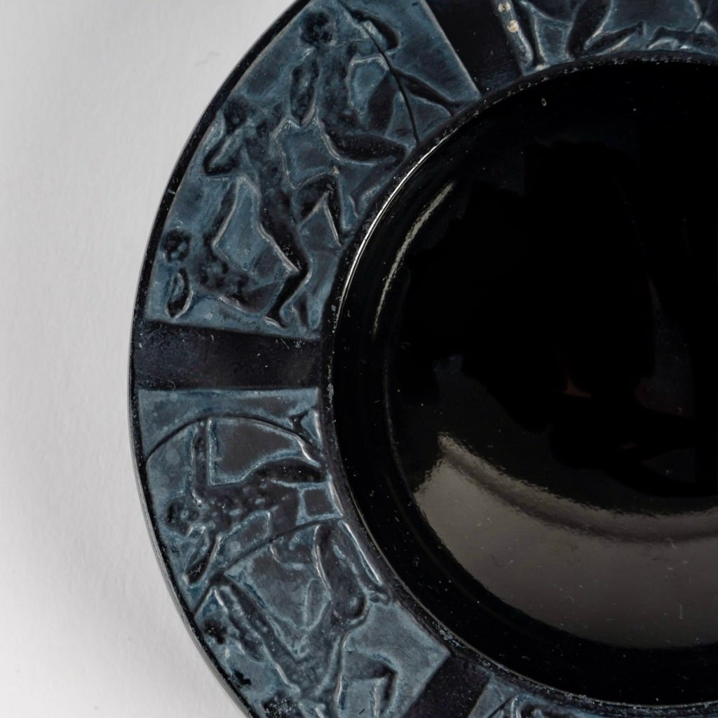 Cendrier "Archers" verre noir patiné blanc de René LALIQUE 