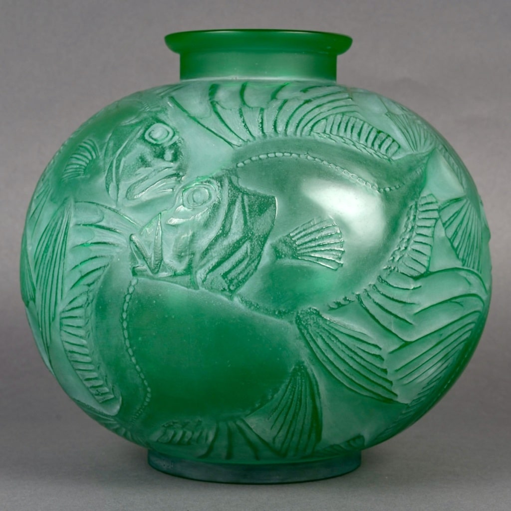Vase "Poissons" verre vert émeraude patiné blanc de René LALIQUE 