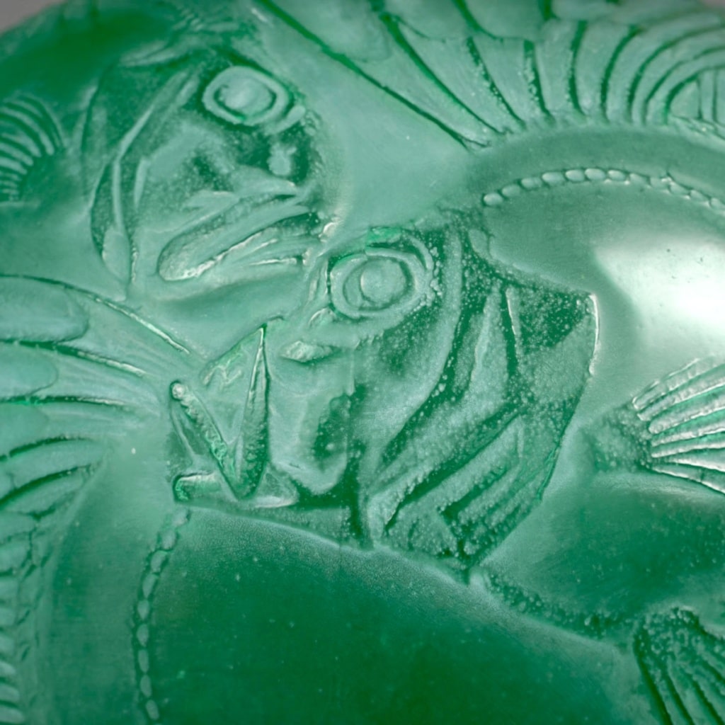 Vase "Poissons" verre vert émeraude patiné blanc de René LALIQUE 