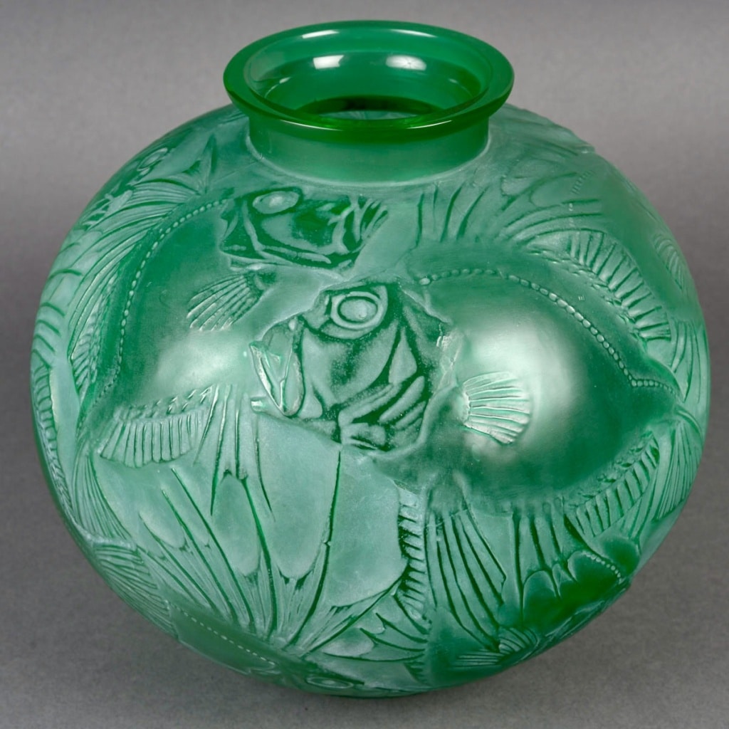Vase "Poissons" verre vert émeraude patiné blanc de René LALIQUE 
