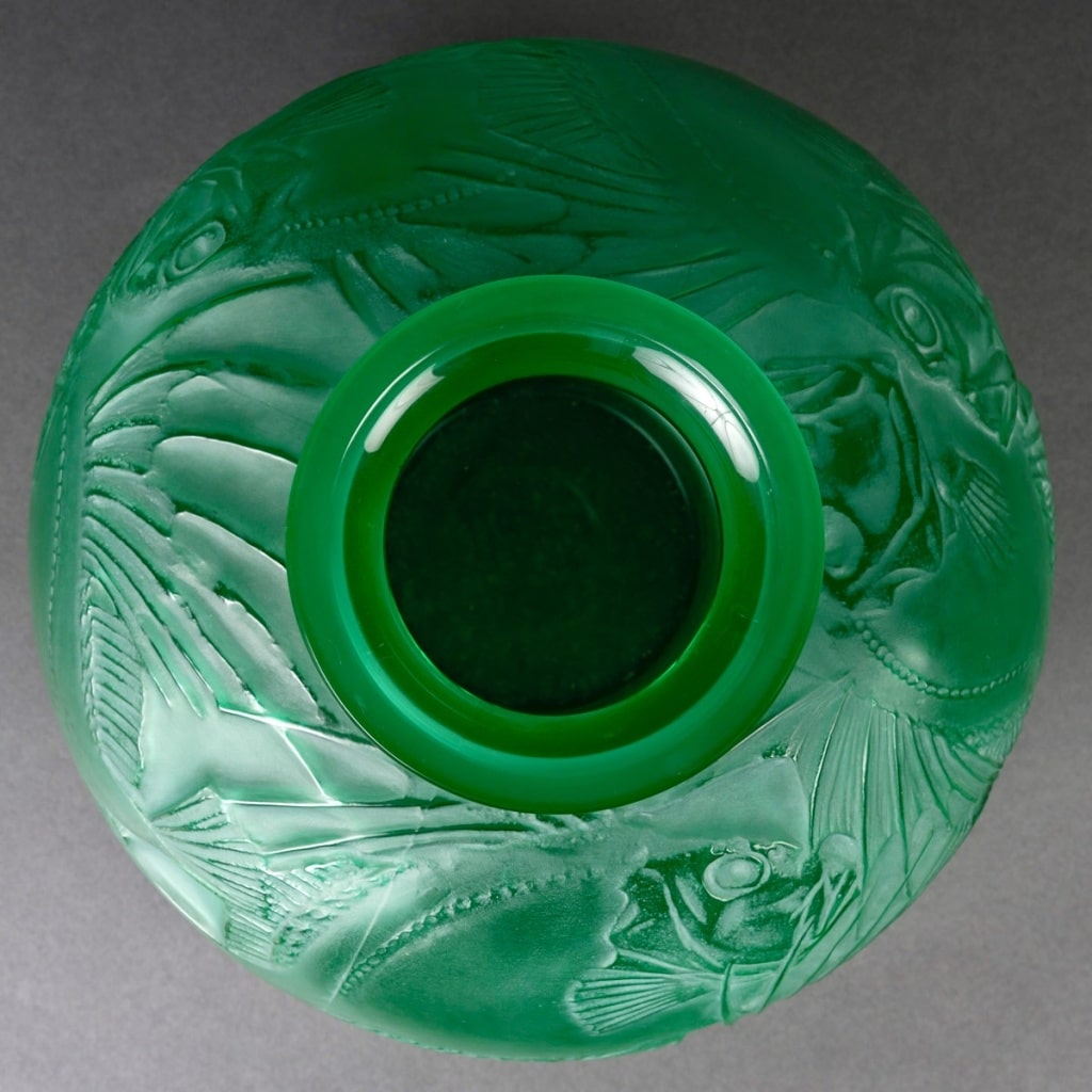Vase "Poissons" verre vert émeraude patiné blanc de René LALIQUE 