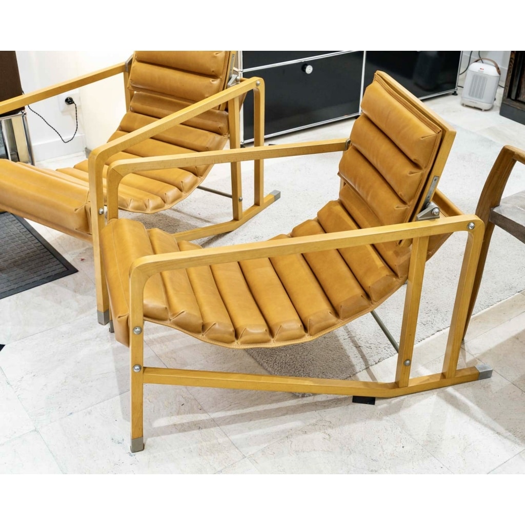 Paire De « Transats » cuir gold et bois naturel de Eileen GRAY par Ecart International | Biron 