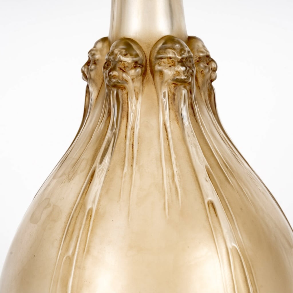 Carafe "Six Têtes" verre blanc patiné sépia de René LALIQUE 