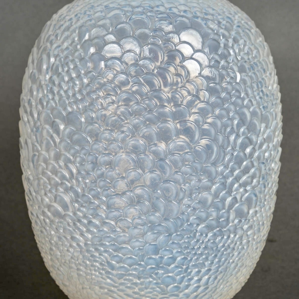 Vase « Ecailles » verre opalescent de René LALIQUE | Biron 
