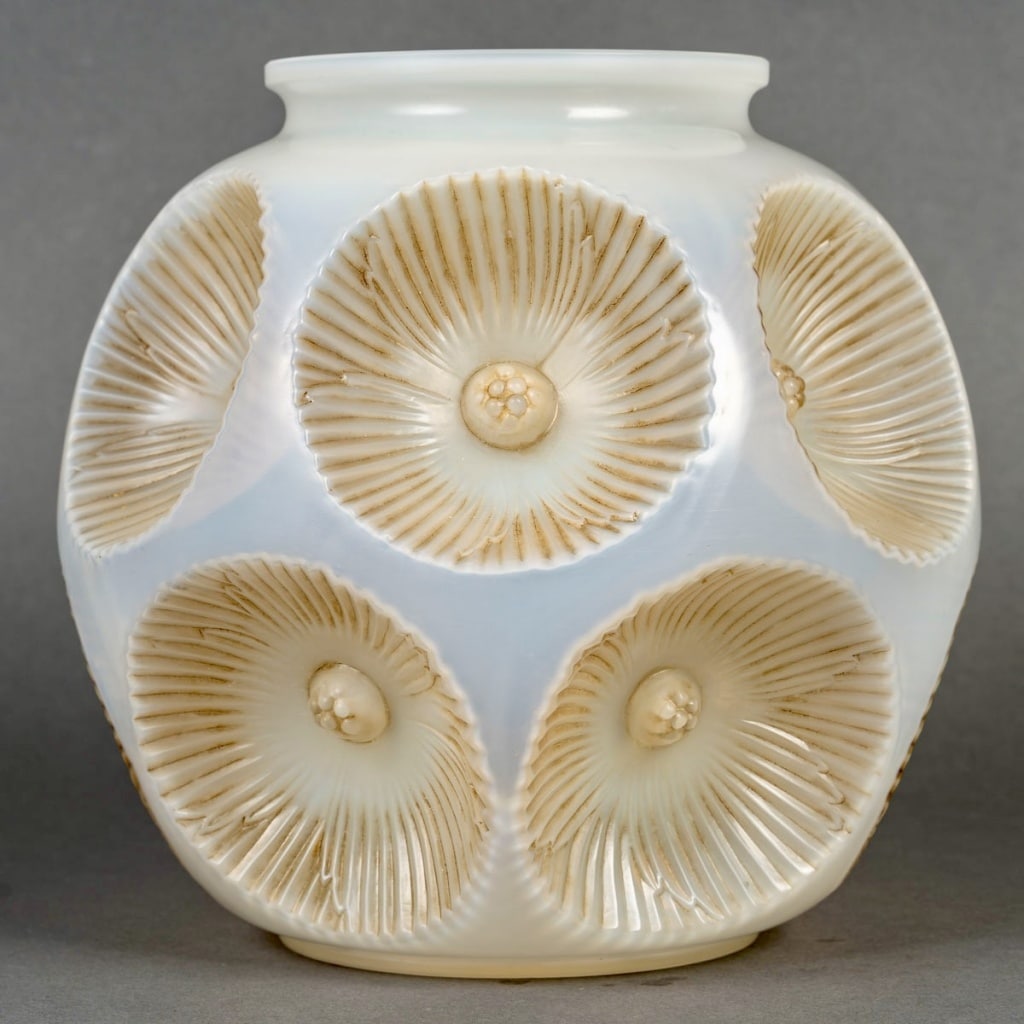 Vase "Picardie" verre opalescent patiné sépia de René LALIQUE 