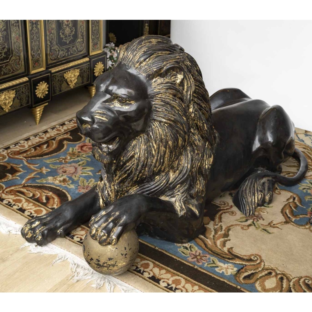 Paire de lions en bronze patine 