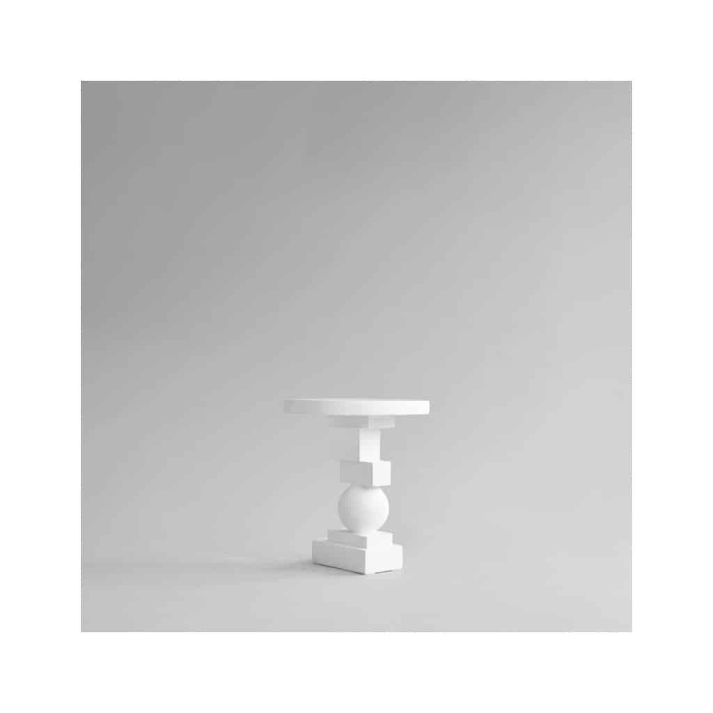 Bout de canapé, table d’appoint couleur blanc, model Artiste, œuvre contemporaine, XXIème siècle. | Biron 
