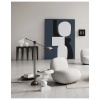 Bout de canapé, table d’appoint couleur blanc, model Artiste, œuvre contemporaine, XXIème siècle. | Biron 