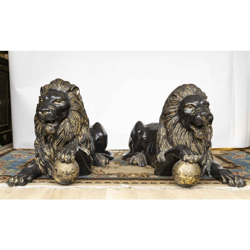 Paire de lions en bronze patine 