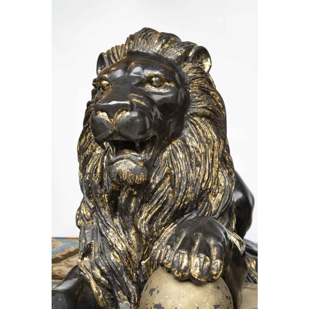 Paire de lions en bronze patine 