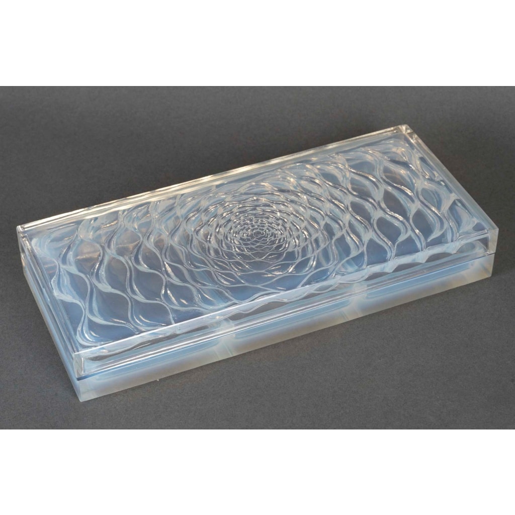René Lalique (1861-1945) « Abduhla » Rare boîte à cigarettes en verre opalescent 1934 | Biron 