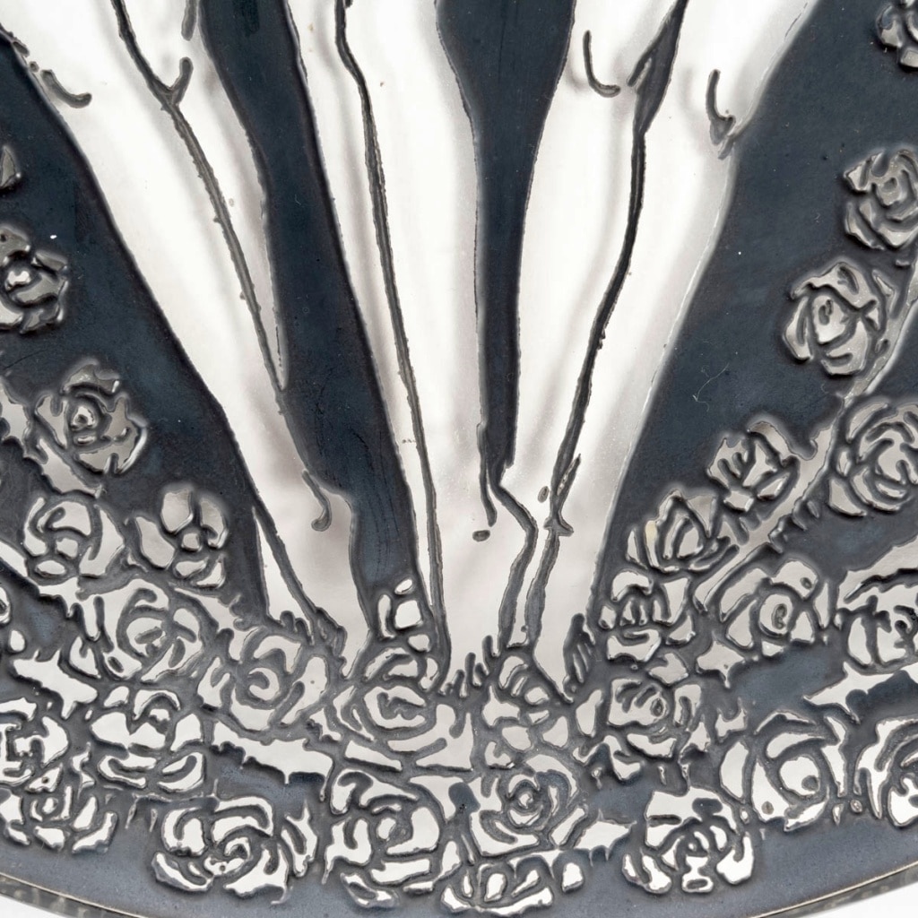 Plat « Trois Figurines » verre blanc émaillé noir de René LALIQUE | Biron 