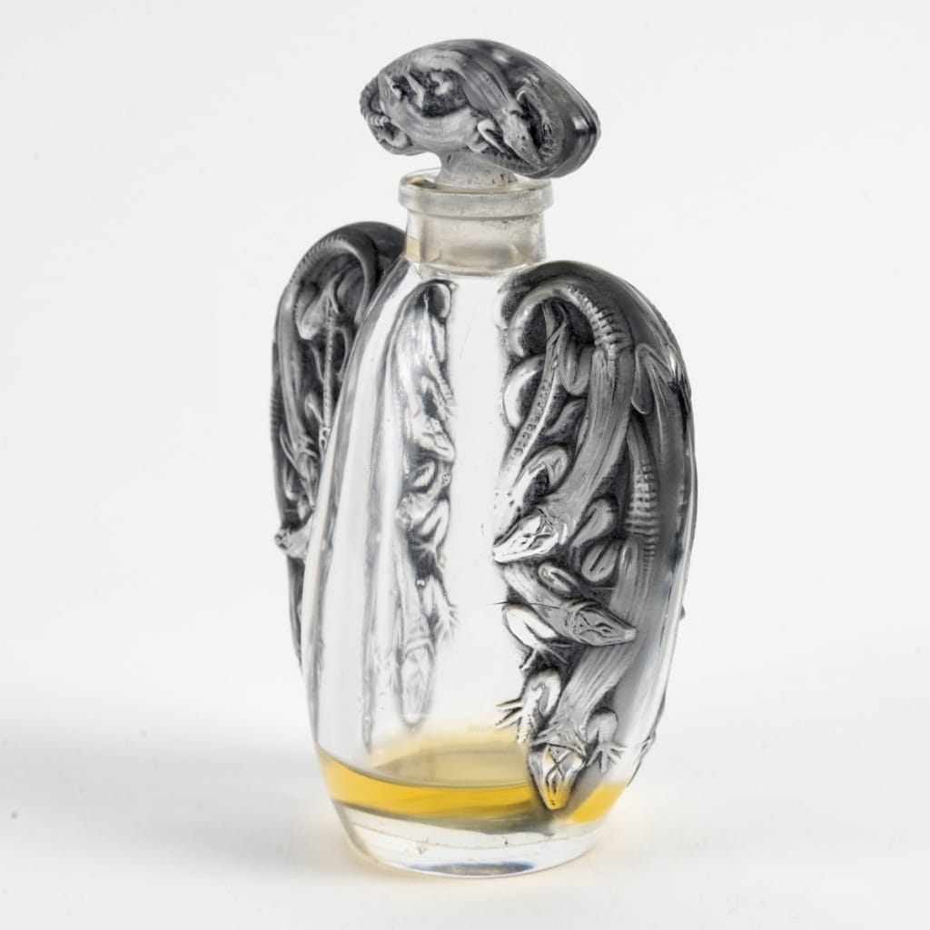 Flacon « Oreilles Lézards » verre blanc patiné gris de René LALIQUE | Biron 