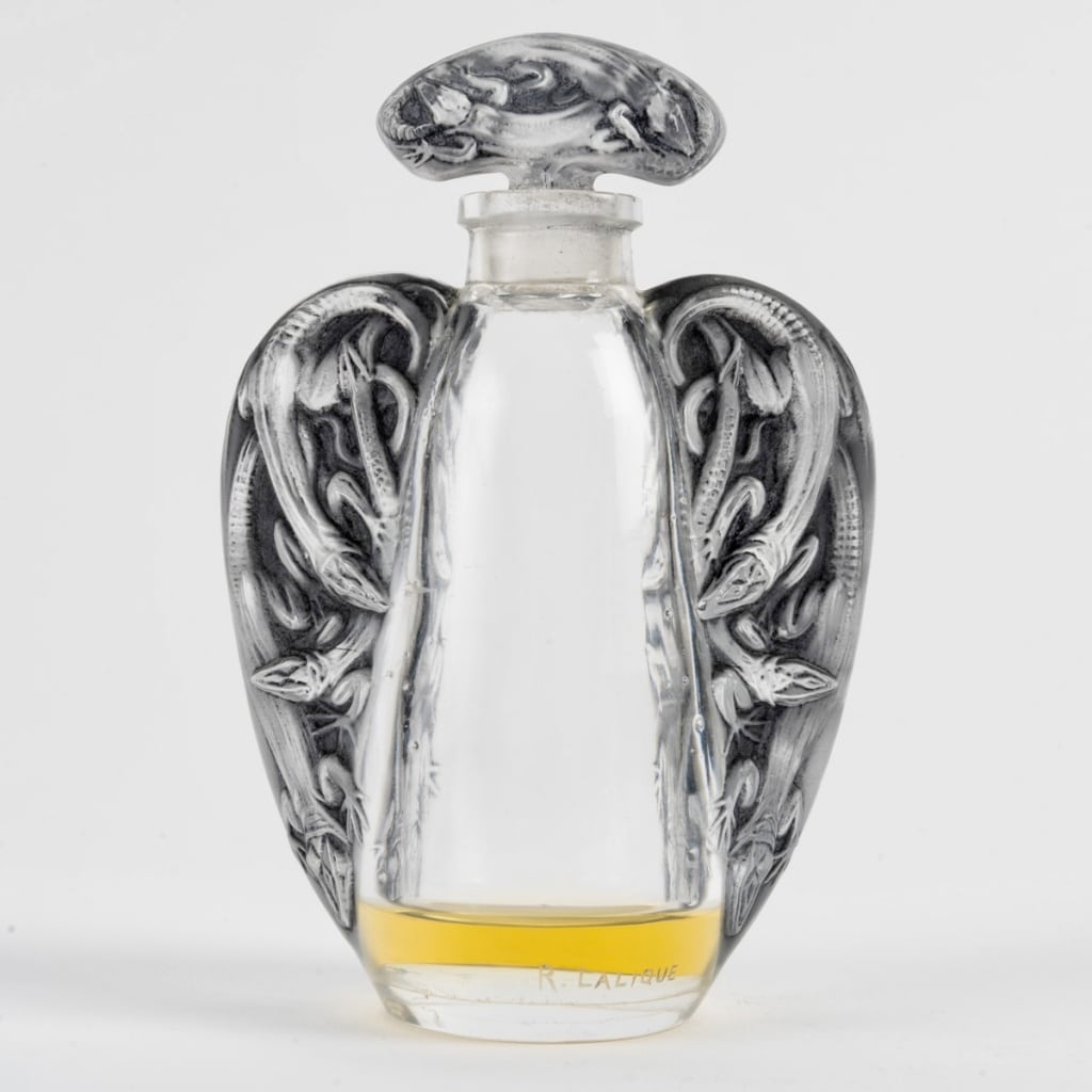 Flacon « Oreilles Lézards » verre blanc patiné gris de René LALIQUE | Biron 