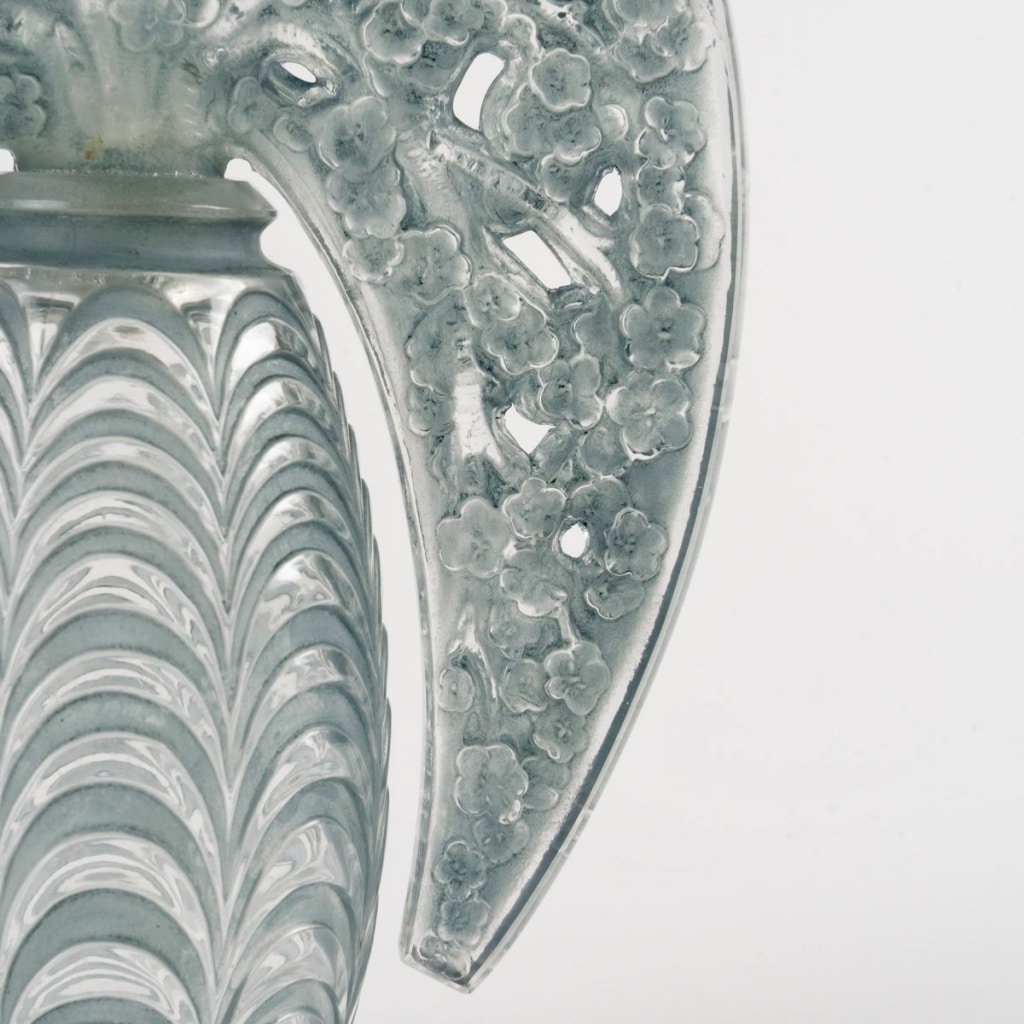 Flacon "Bouchon Fleurs de Pommier" verre blanc patiné bleu de René LALIQUE 
