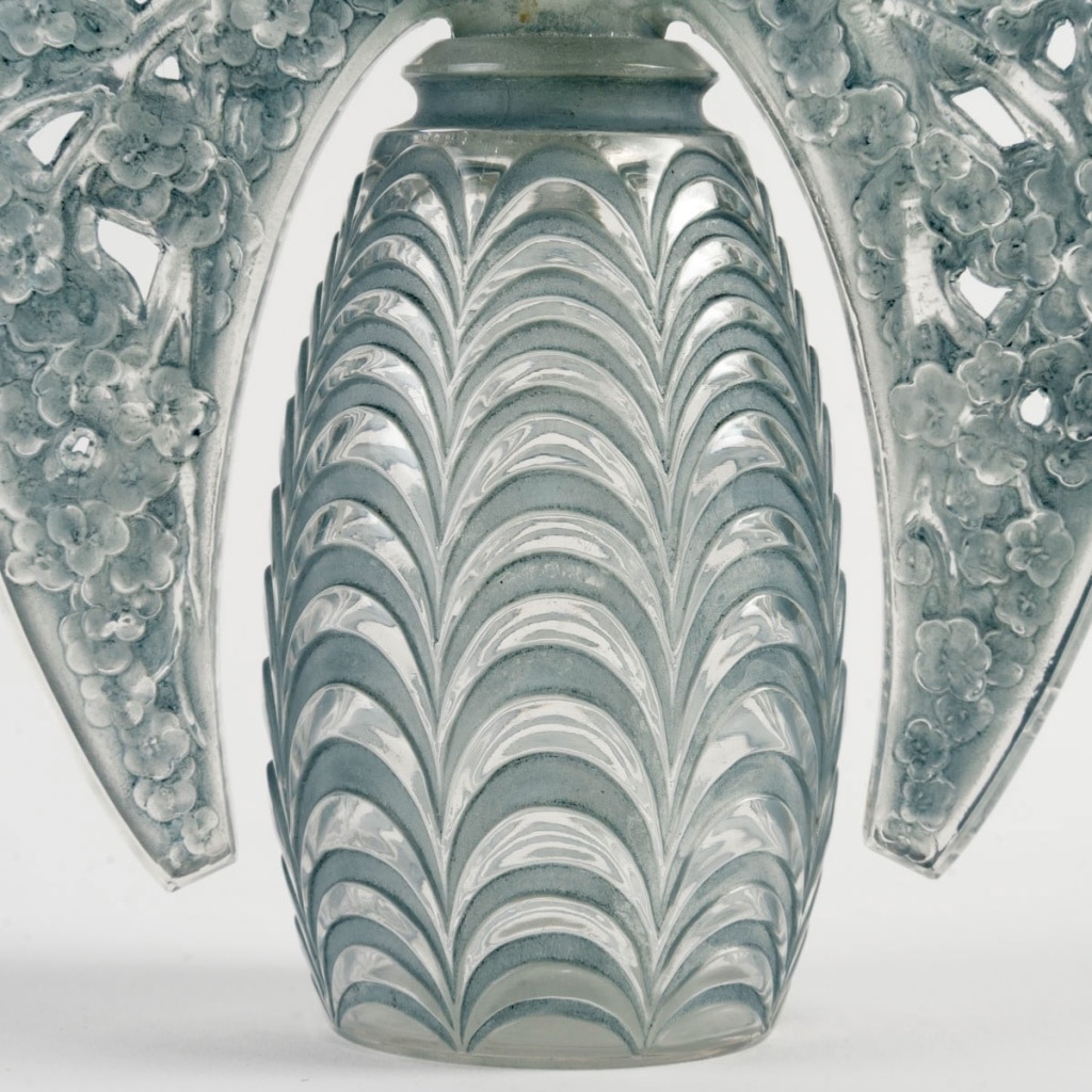 Flacon "Bouchon Fleurs de Pommier" verre blanc patiné bleu de René LALIQUE 
