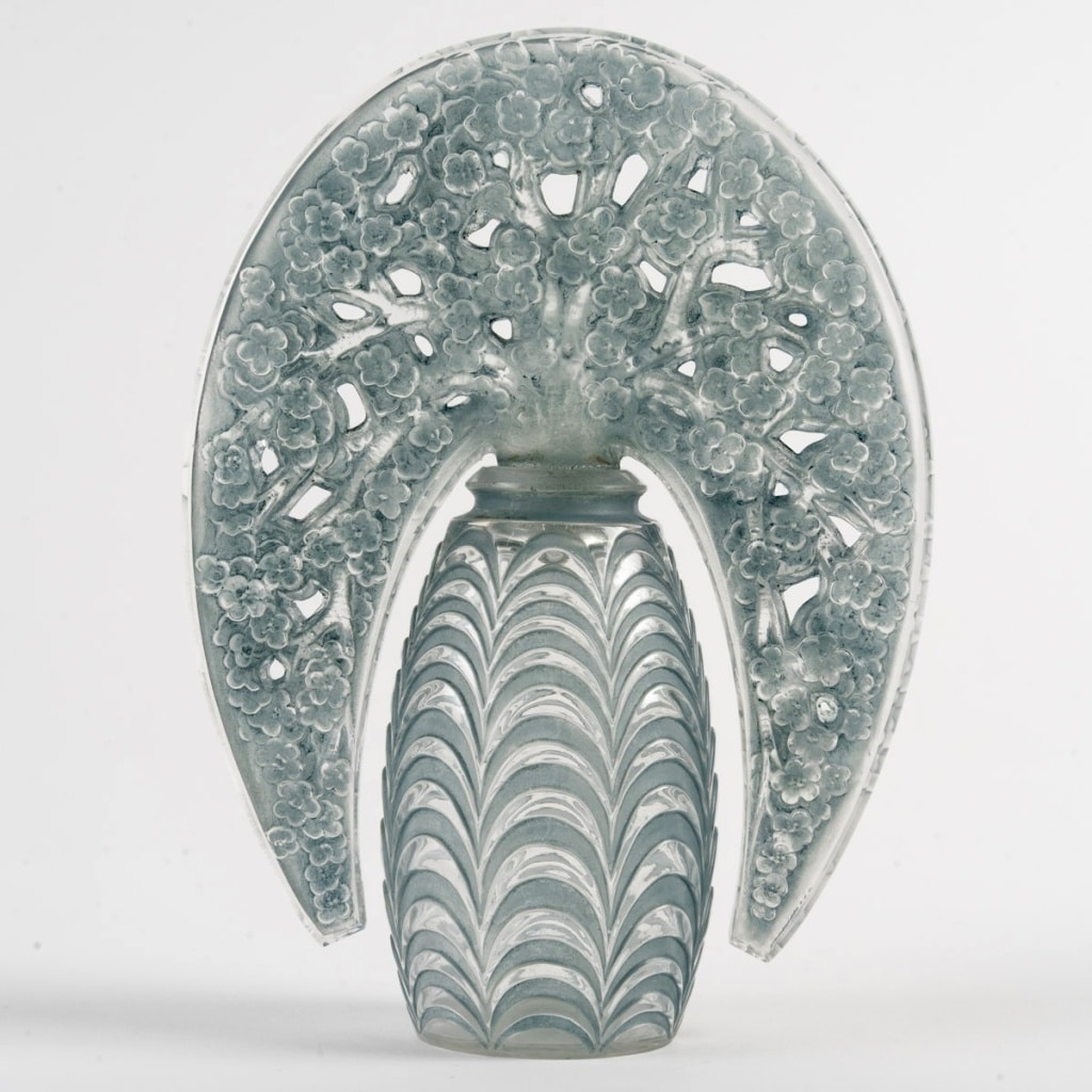Flacon "Bouchon Fleurs de Pommier" verre blanc patiné bleu de René LALIQUE 