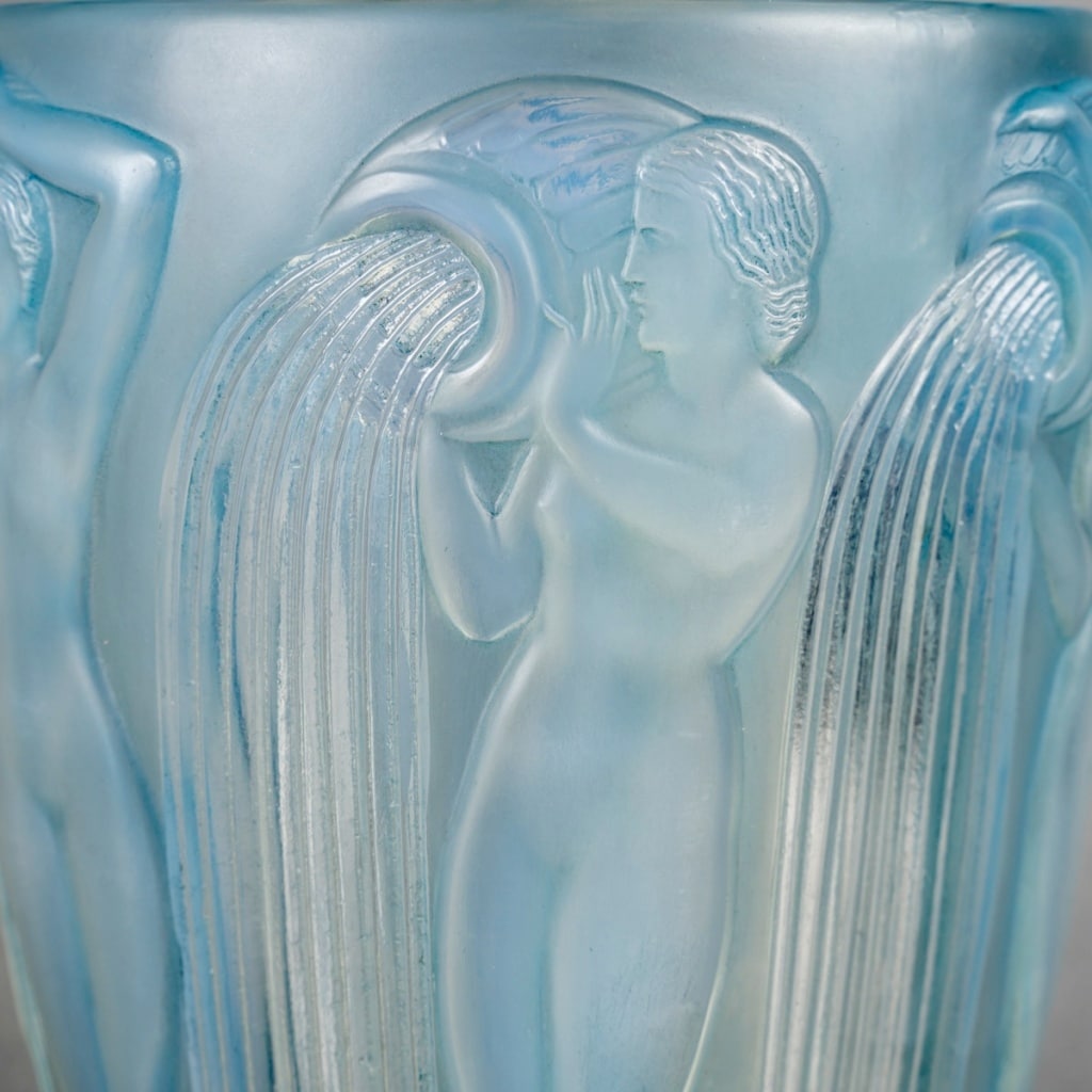 Vase "Danaïdes" verre opalescent patiné bleu de René LALIQUE 