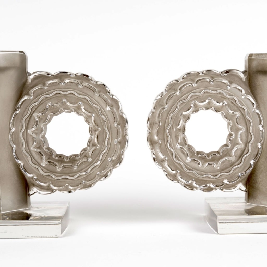 Paire de Bougeoirs "Cluny" verre blanc patiné gris de René LALIQUE 