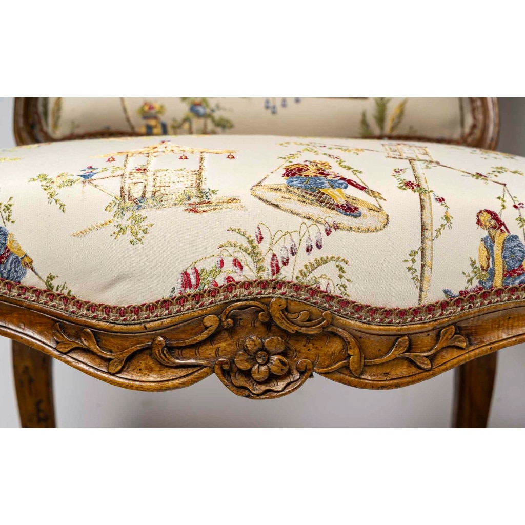 Attribué à Louis Poussiée Paire de Larges Fauteuils en Noyer d’Epoque Louis XV vers 1740-1745 