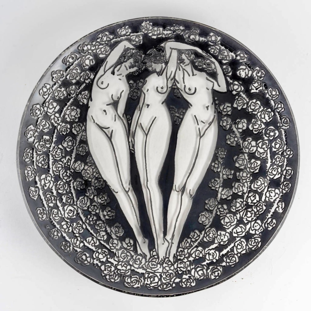 Plat « Trois Figurines » verre blanc émaillé noir de René LALIQUE | Biron 