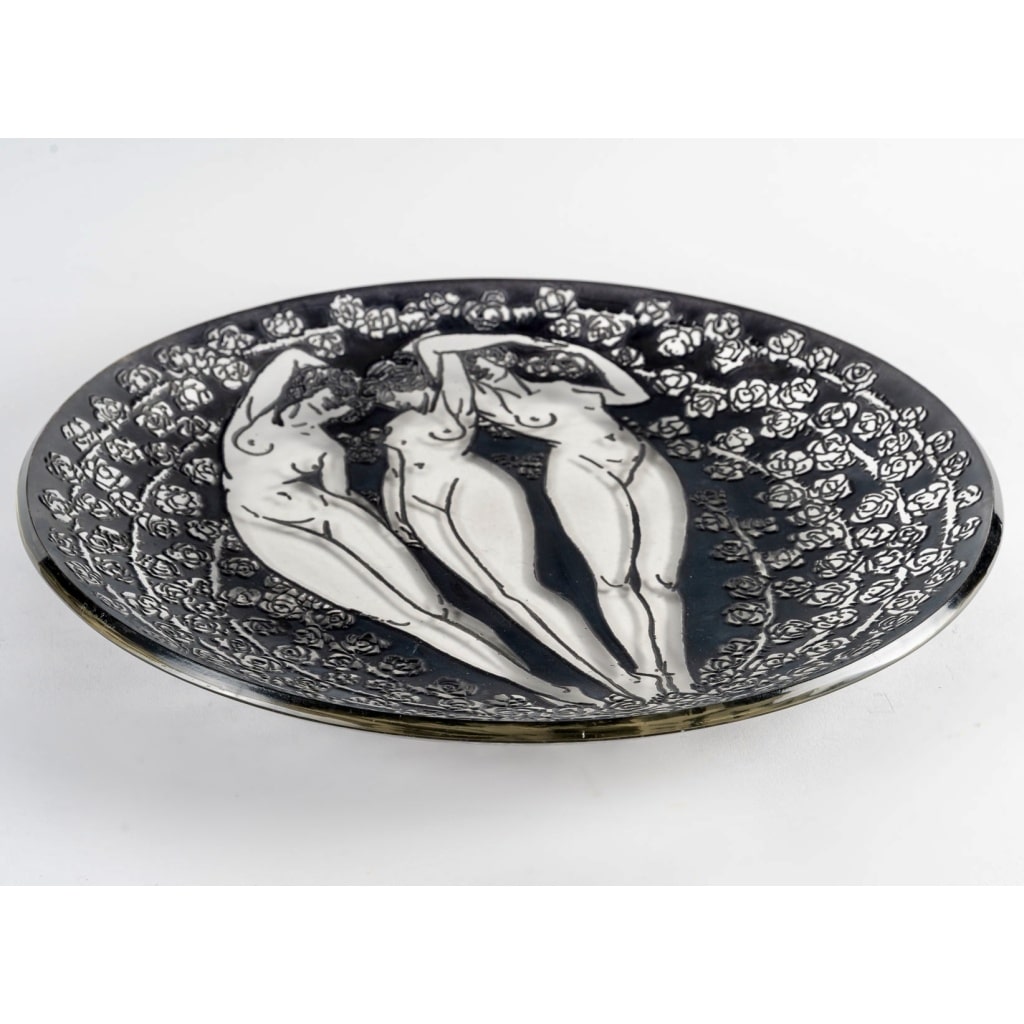 Plat « Trois Figurines » verre blanc émaillé noir de René LALIQUE | Biron 