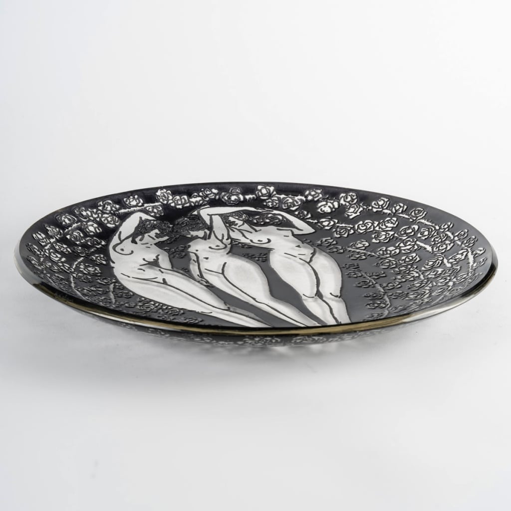 Plat « Trois Figurines » verre blanc émaillé noir de René LALIQUE | Biron 