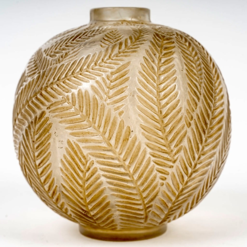 Vase « Palmes » verre blanc patiné sépia de René LALIQUE | Biron 