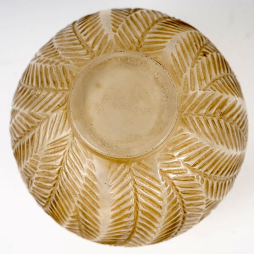 Vase « Palmes » verre blanc patiné sépia de René LALIQUE | Biron 