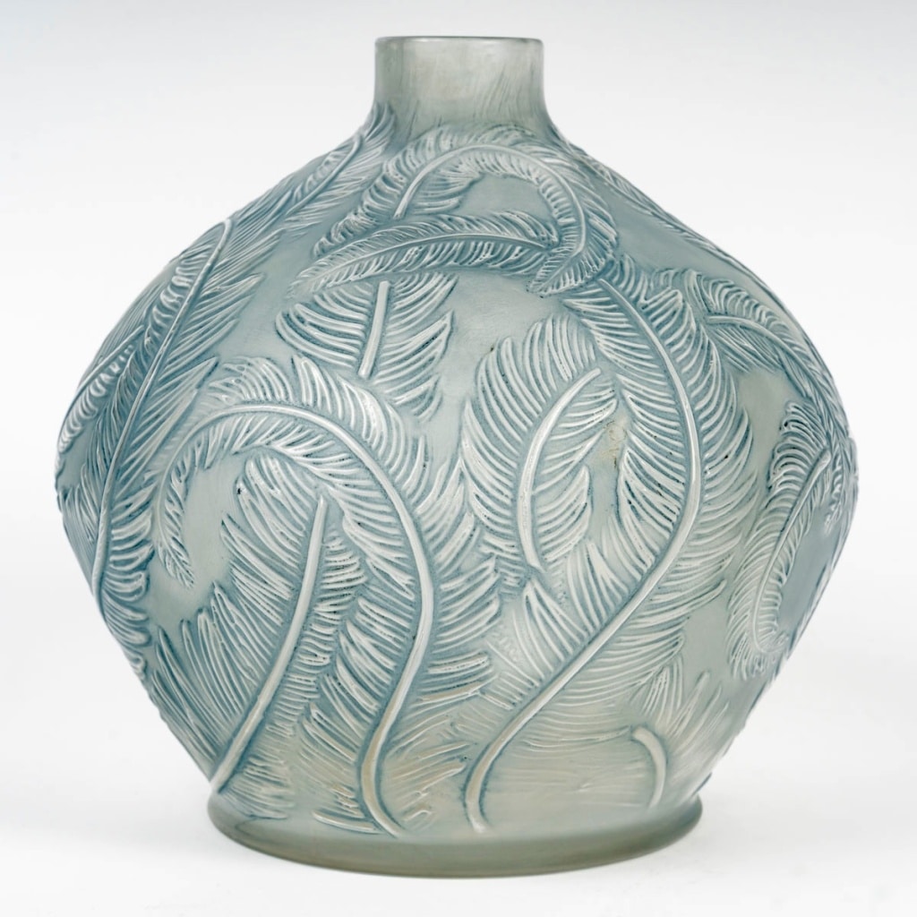 Vase « Plumes » verre blanc patiné bleu de René LALIQUE | Biron 