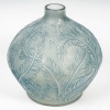 Vase « Plumes » verre blanc patiné bleu de René LALIQUE | Biron 