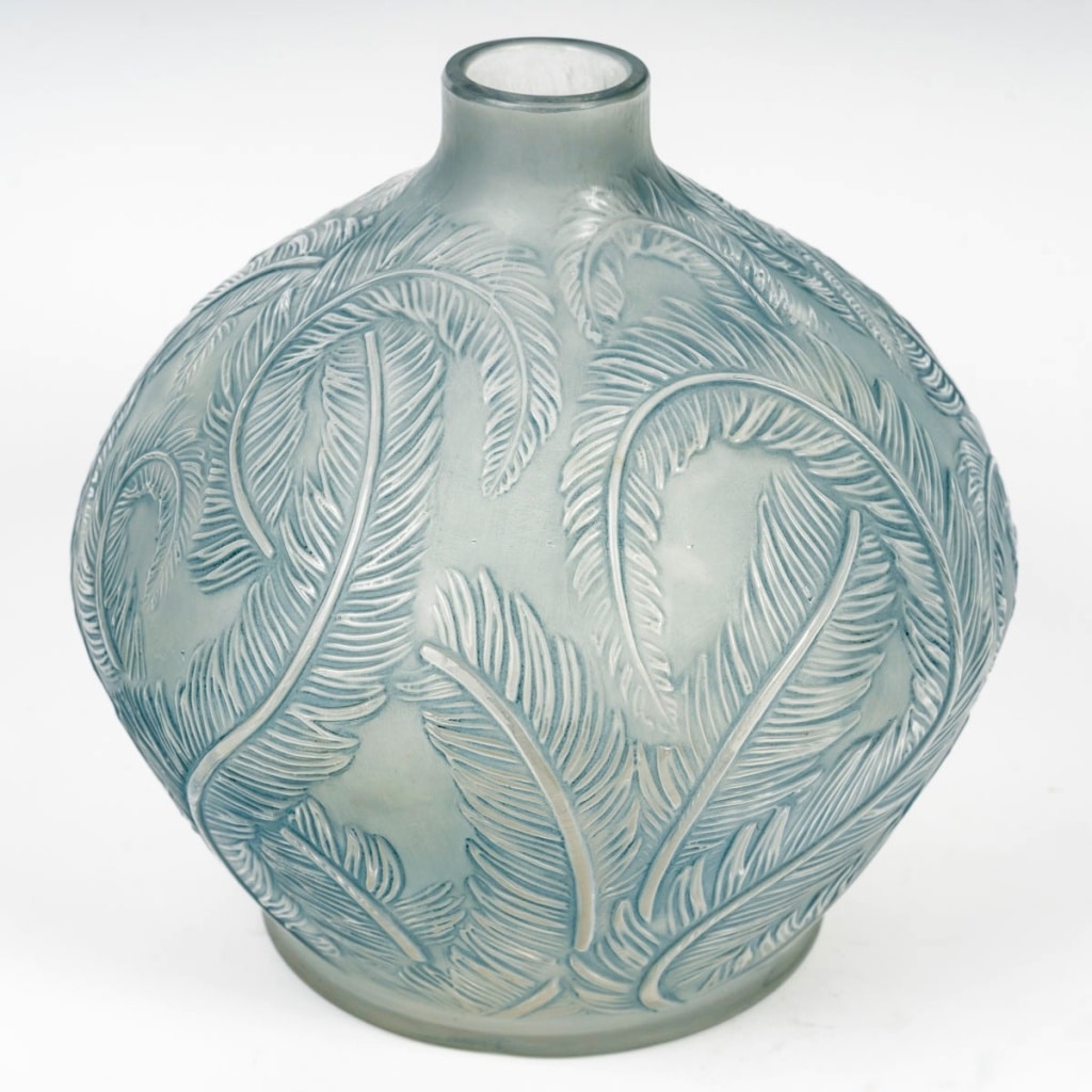 Vase « Plumes » verre blanc patiné bleu de René LALIQUE | Biron 