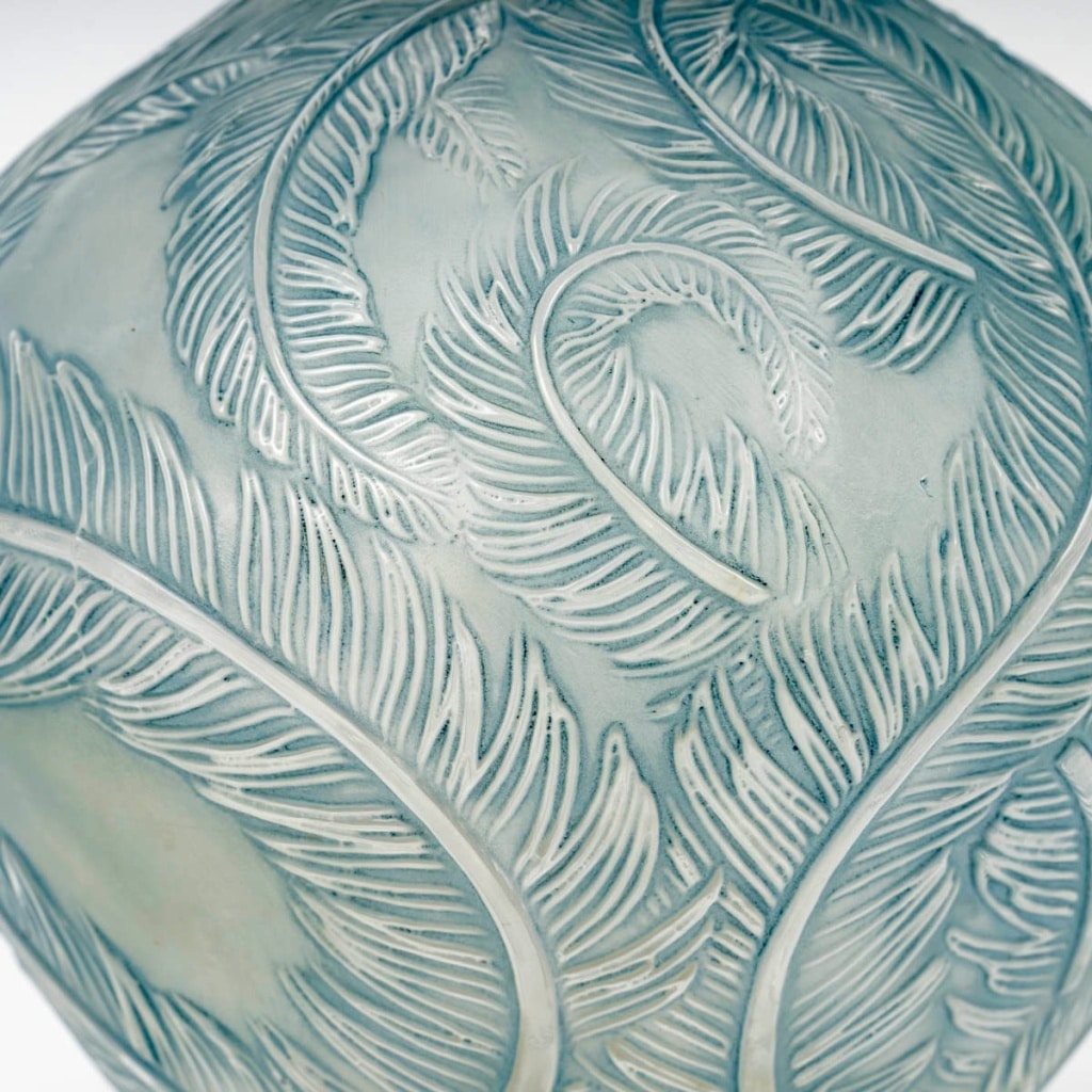 Vase « Plumes » verre blanc patiné bleu de René LALIQUE | Biron 