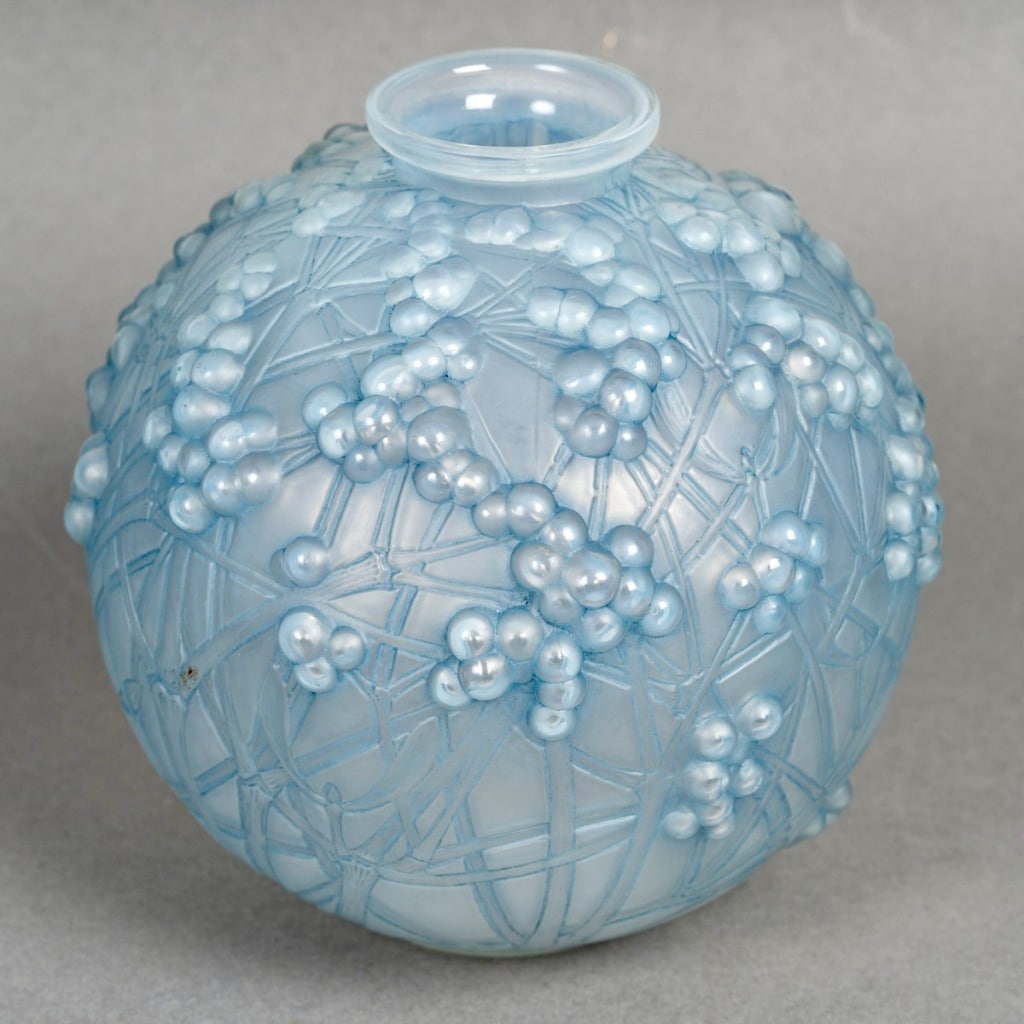 Vase « Druide » verre opalescent patiné bleu de René LALIQUE | Biron 