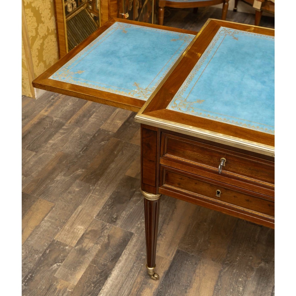 Bureau plat en acajou et décor de bronzes doré d’époque Louis XVI vers 1780-1790 | Biron 