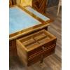 Bureau plat en acajou et décor de bronzes doré d’époque Louis XVI vers 1780-1790 | Biron 