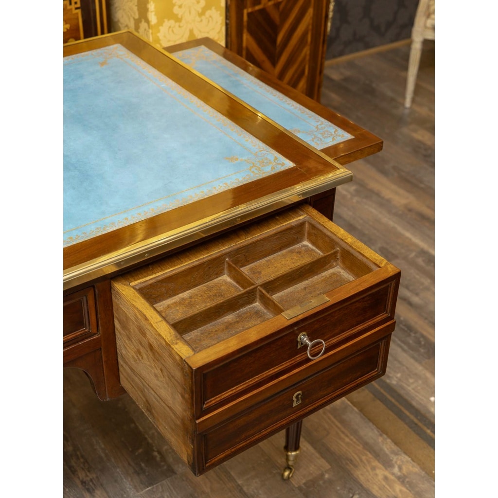Bureau plat en acajou et décor de bronzes doré d’époque Louis XVI vers 1780-1790 | Biron 