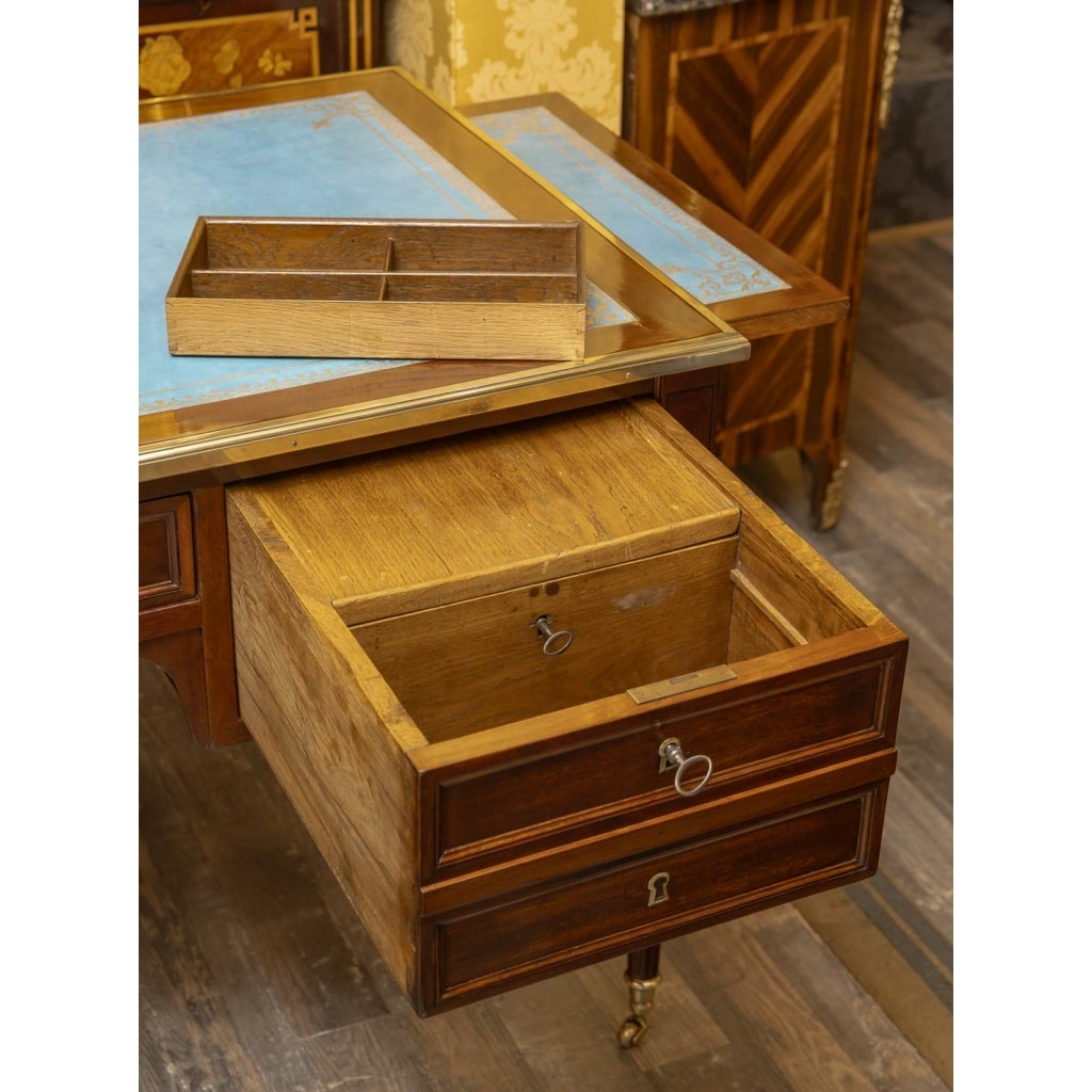 Bureau plat en acajou et décor de bronzes doré d’époque Louis XVI vers 1780-1790 | Biron 