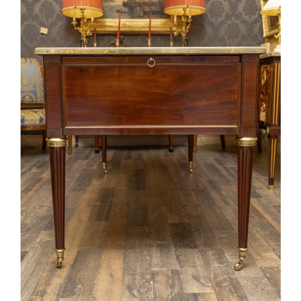 Bureau plat en acajou et décor de bronzes doré d’époque Louis XVI vers 1780-1790 | Biron 