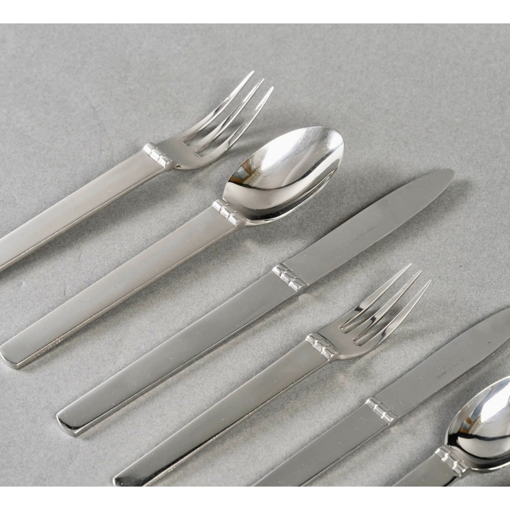 Ménagère Art Deco Moderniste « Charnière » inox de HERMES Paris – 91 Pièces | Biron 