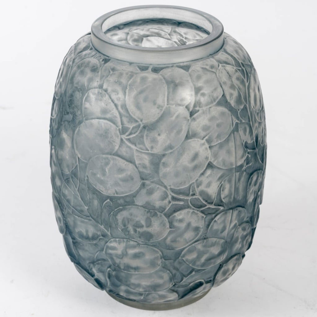 Vase « Monnaie Du Pape » verre blanc patiné bleu de René LALIQUE | Biron 