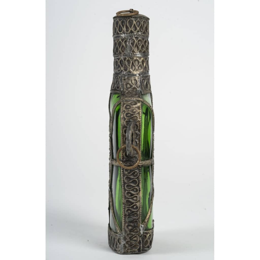 Bouteille décorée de métal appliqué, art orientaliste, XXème siècle. | Biron 