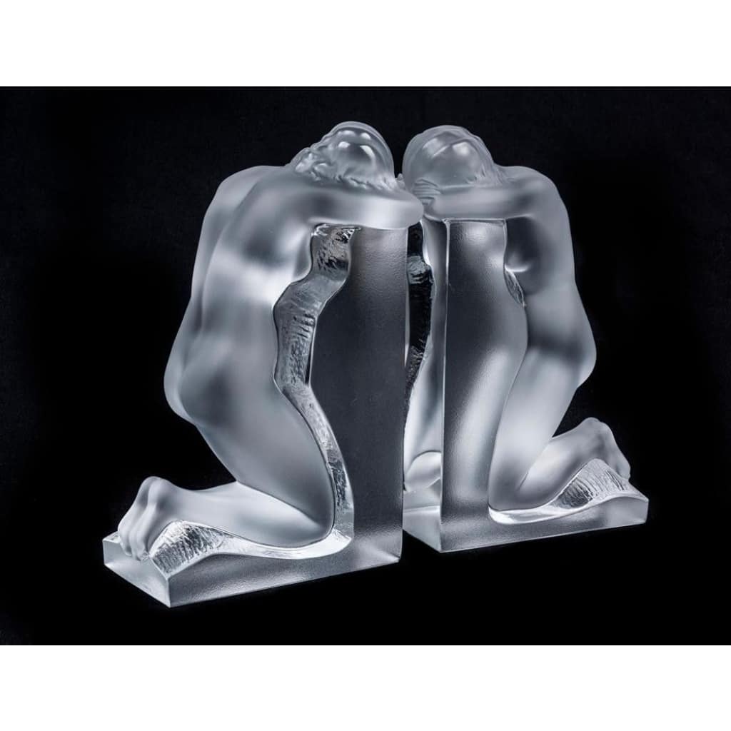 Paires de Serres-Livres Lalique ‘Femme Nue’, Design 1948 – Cristal Dépoli, Signé Lalique France | Biron 
