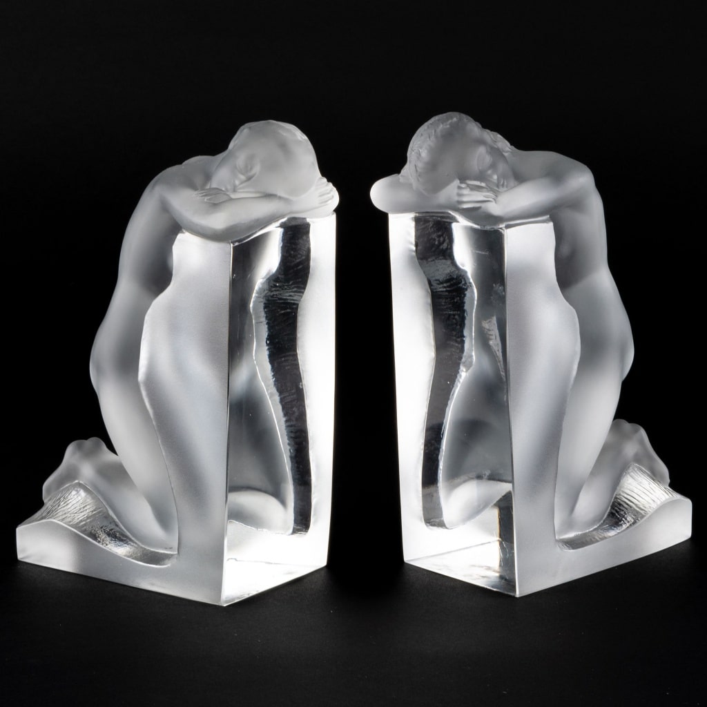 Paires de Serres-Livres Lalique ‘Femme Nue’, Design 1948 – Cristal Dépoli, Signé Lalique France | Biron 