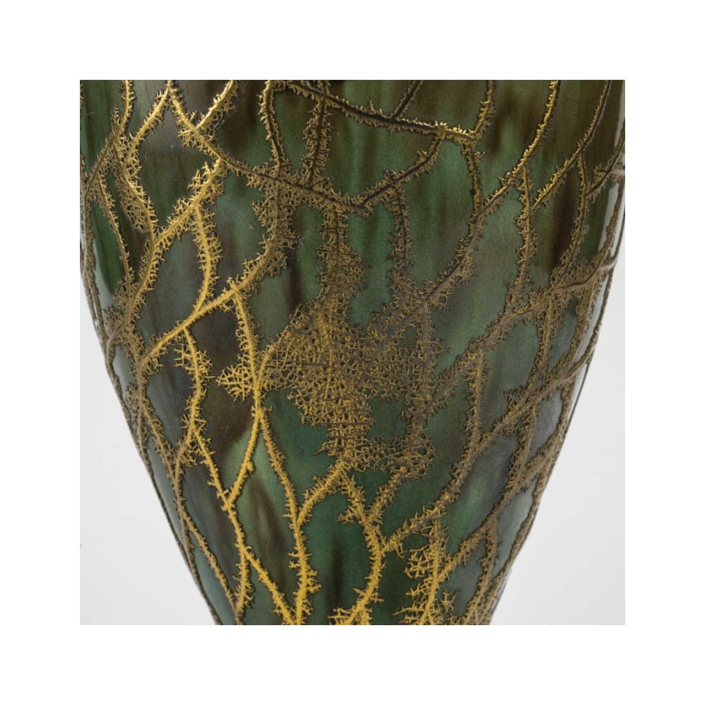 Vase en céramique gainé de décoration en laiton, XXème siècle. | Biron 