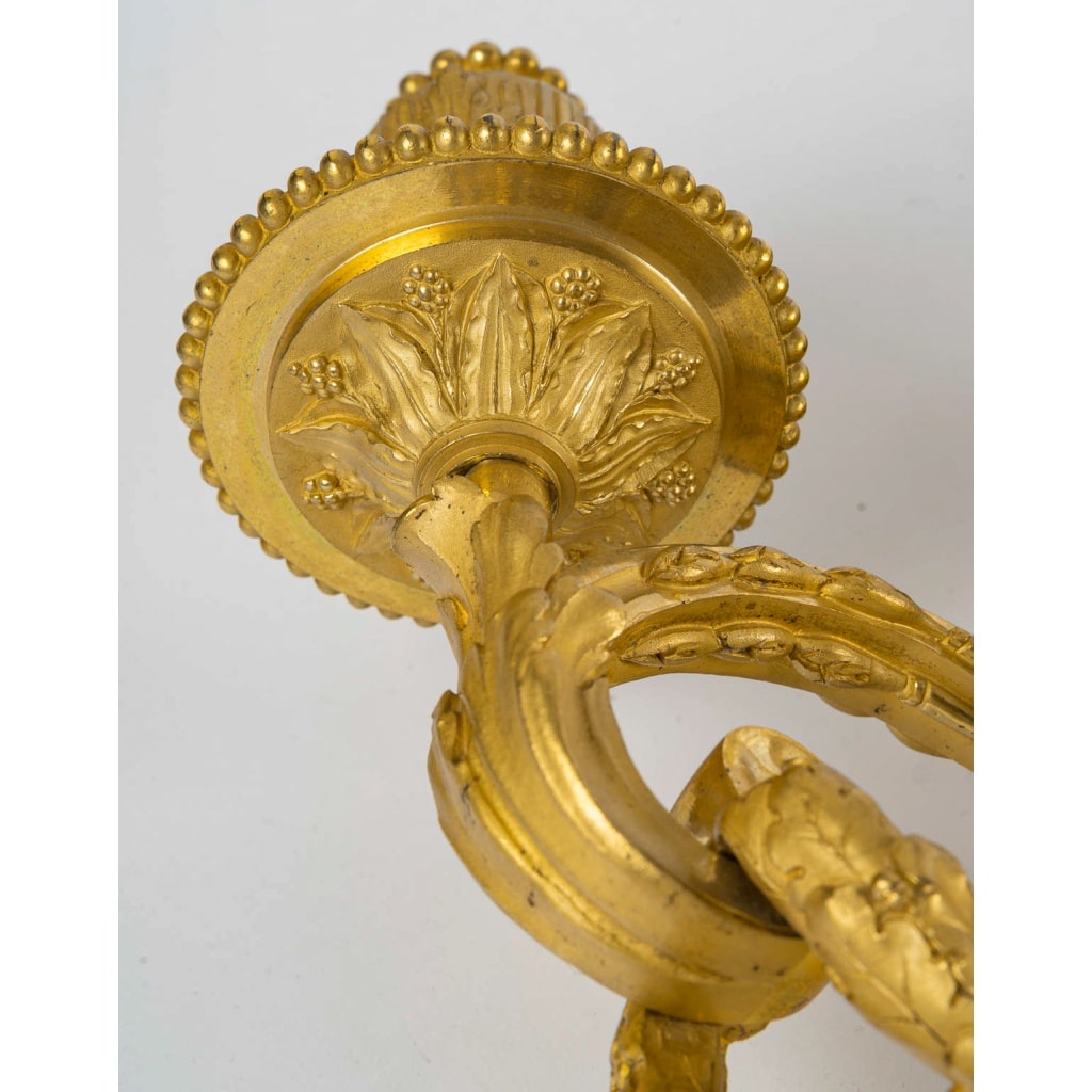 Importante paire d’appliques d’époque Louis XVI aux Béliers en bronze ciselé et doré vers 1770 | Biron 