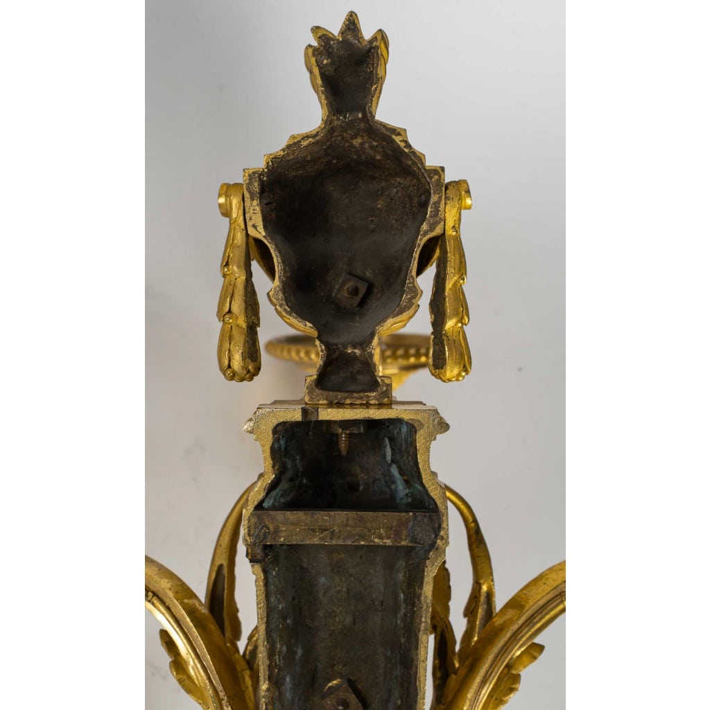 Importante paire d’appliques d’époque Louis XVI aux Béliers en bronze ciselé et doré vers 1770 | Biron 